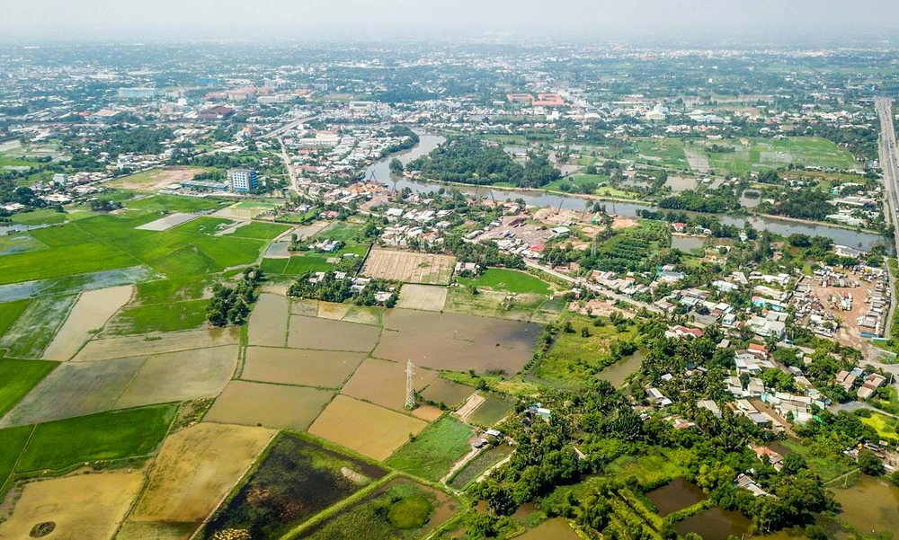 Khu vực ngoại thành TPHCM đất trống còn nhiều, các khu dân cư phát triển tự phát. Ảnh: Q.Trần