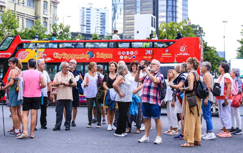 Khách quốc tế đến Việt Nam tăng cao, song việc thiếu những sản phẩm du lịch đặc trưng nên chi tiêu của du khách vẫn còn rất hạn chế.