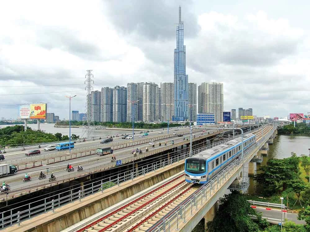 Tàu Metro thử nghiệm chuyến đầu tiên. Tàu vượt cầu Sài Gòn tiến về trung tâm TP.