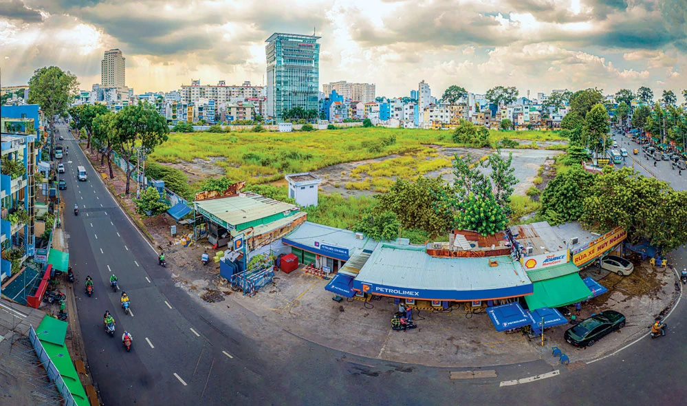 Một khu đất bị bỏ hoang ở TPHCM vì vướng luật.