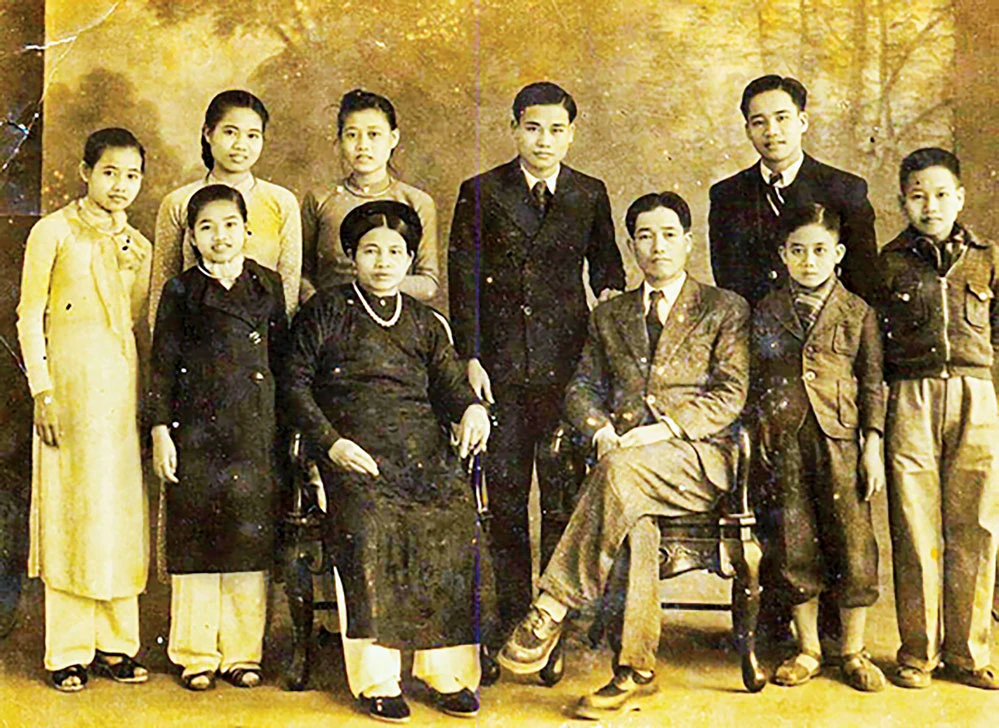 Gia đình GS. Dương Quảng Hàm năm 1944. Ảnh do gia đình nhân vật cung cấp