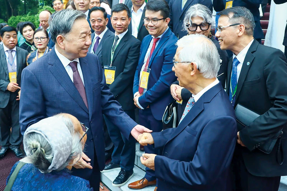 Tổng Bí thư, Chủ tịch nước Tô Lâm với các kiều bào tiêu biểu về dự Hội nghị NVNONN lần thứ IV, ngày 23-8-2024.