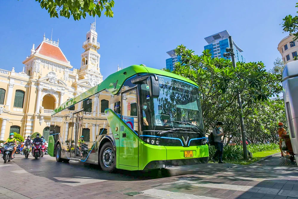 TPHCM cần ưu tiên phát triển giao thông công cộng, như xe buýt điện, tàu điện và các phương tiện giao thông sử dụng năng lượng sạch.