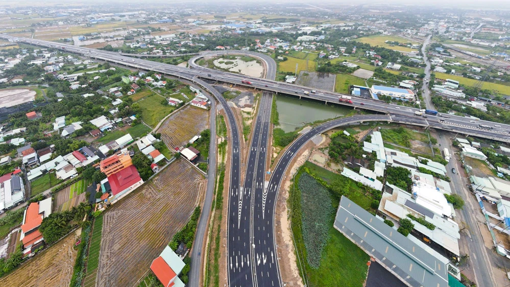 Một đoạn cao tốc Bến Lức - Long Thành với cao tốc TPHCM - Trung Lương. 