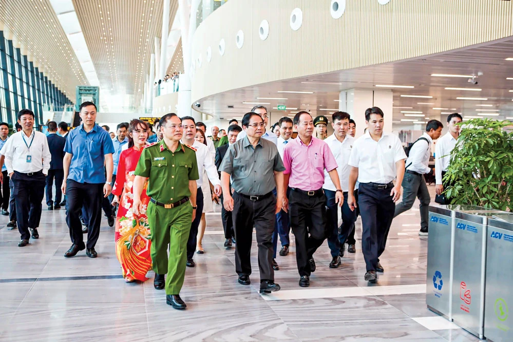 Thủ tướng Phạm Minh Chính tham quan nhà ga T3 trước giờ khánh thành.