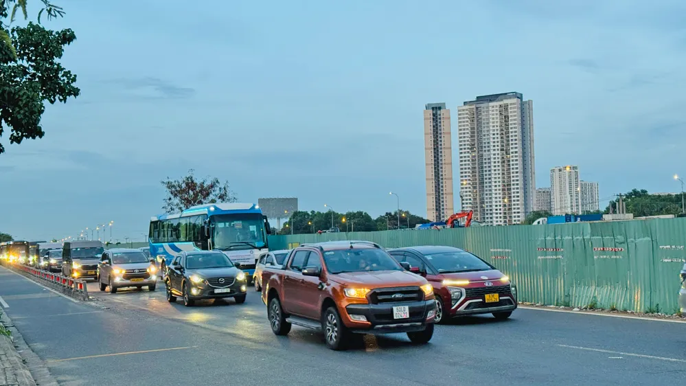 Xe từ cao tốc TPHCM - Long Thành - Dầu Giây đổ về nút giao An Phú. 005.jpg
