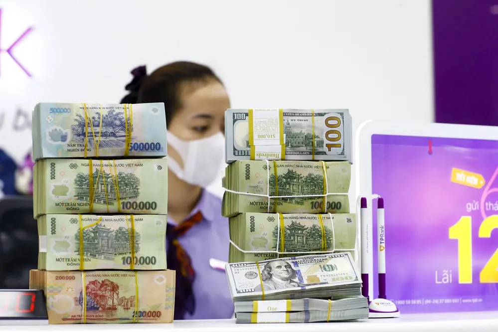 Bơm vốn cho bất động sản, nhà băng đang “tự cứu”