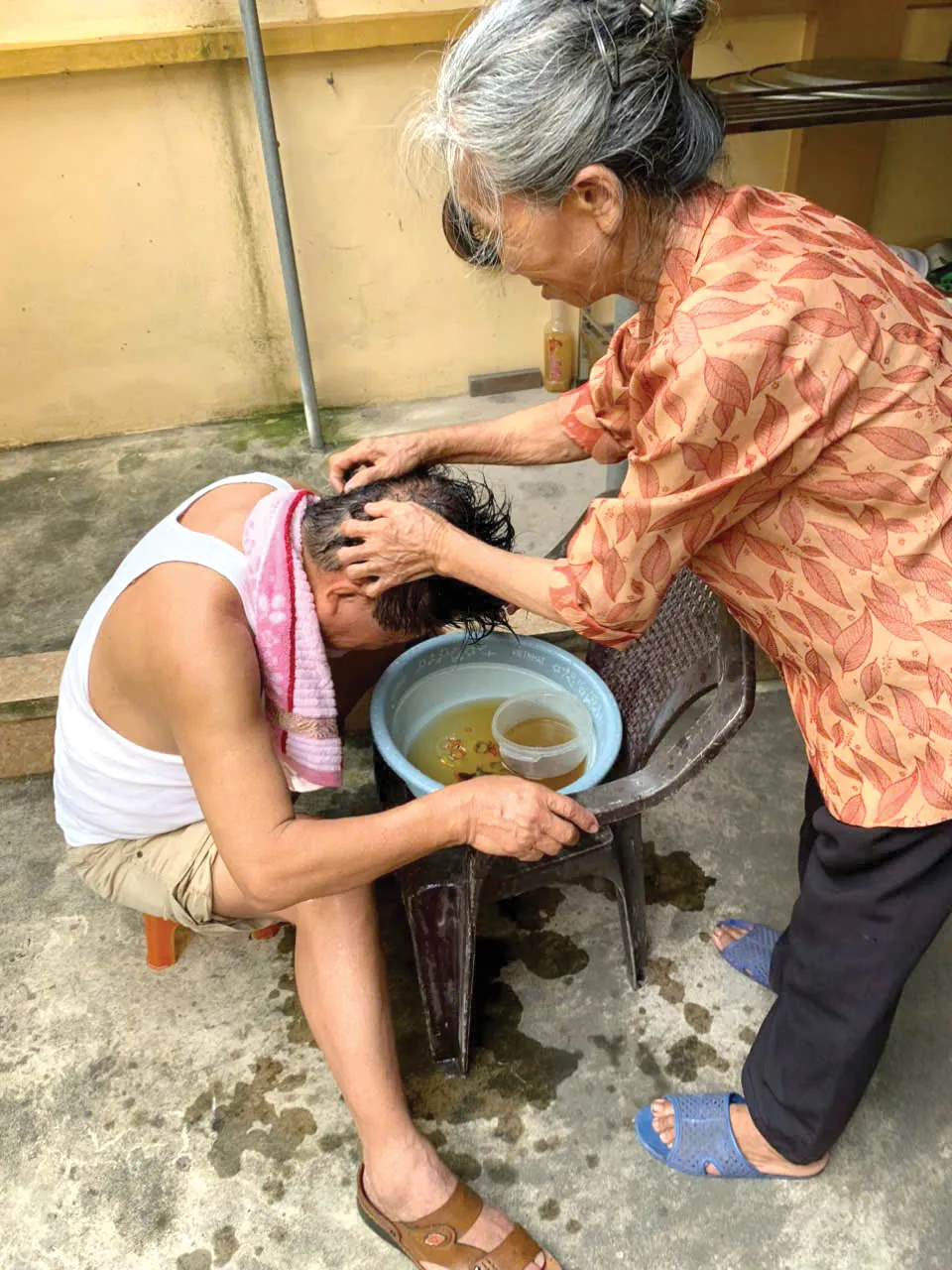 Có lẽ hơn nửa thế kỷ, tôi mới được chị gái đã bước sang tuổi U80 gội đầu. 2.jpg