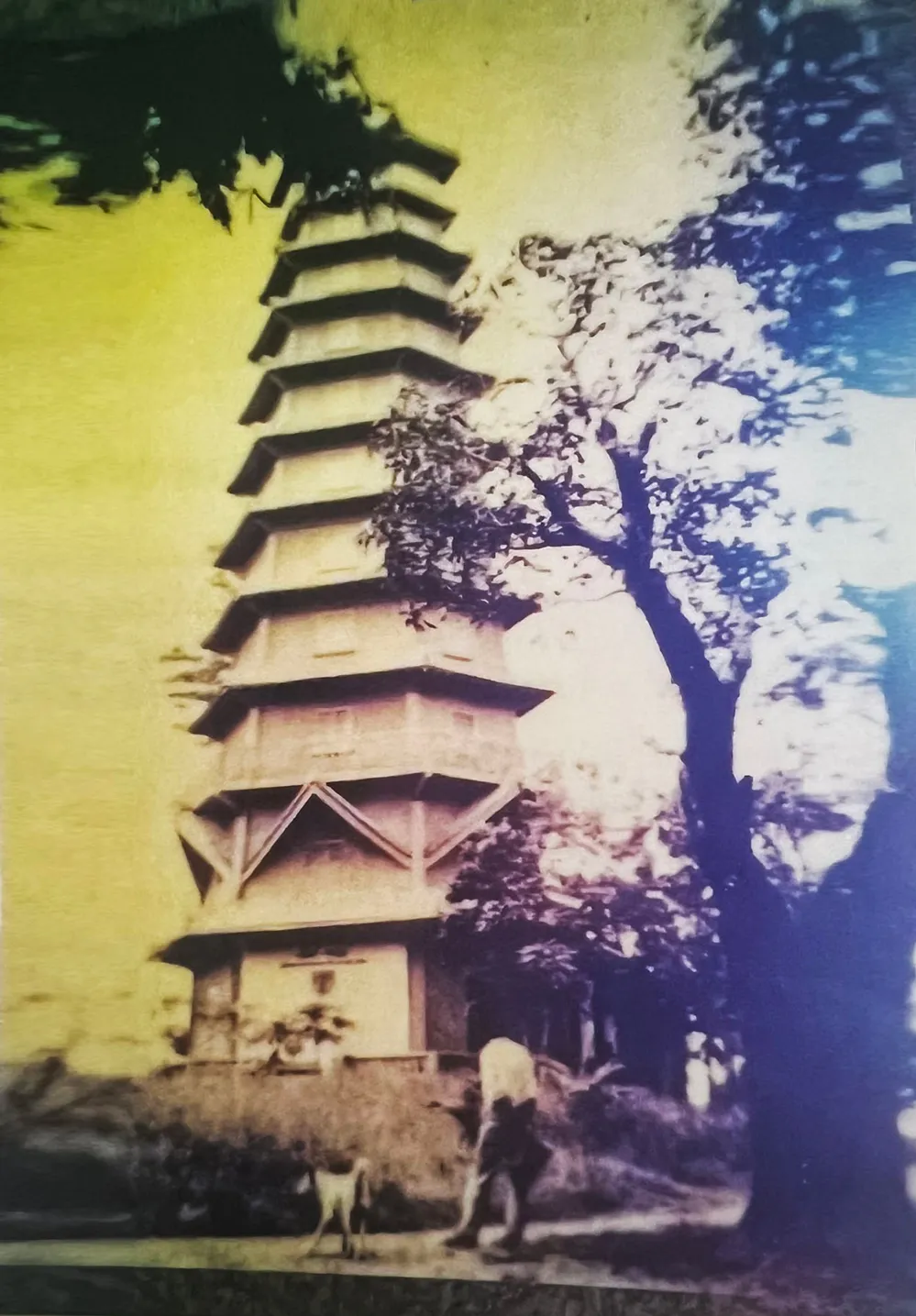Viễn Vọng Đài còn gọi Tháp Mười Tầng đã bị đặc công đáp sập. Ảnh: TL Vien-vong-dai-Thap-muoi-tang.jpg