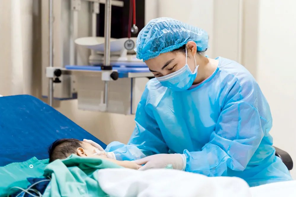 Bé T được gặp mẹ sau ca mổ có kết quả tích cực. Anh-4.jpg