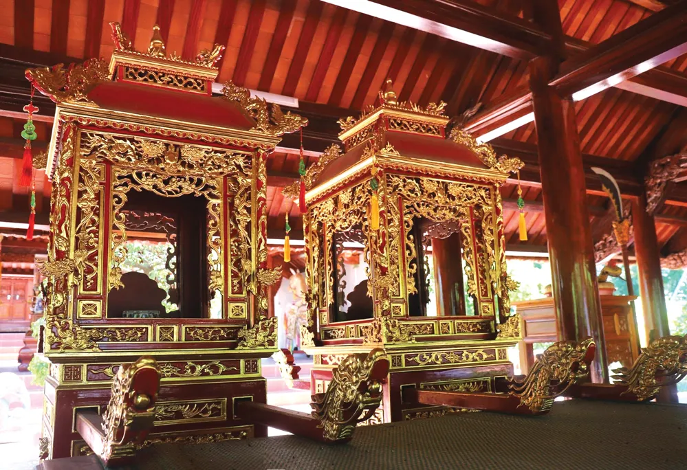 Kiệu và gươm của hai dũng tướng họ Trần được chạm trổ tinh xảo. Den-Truc-kieu-2-tuong-Tran-(1).jpg