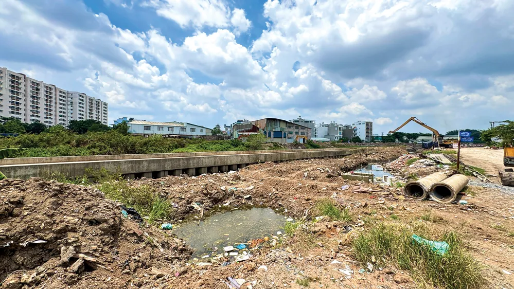 Dự án đang trong giai đoạn thi công khẩn trương nhưng trên công trường không một bóng công nhân. 04.jpg