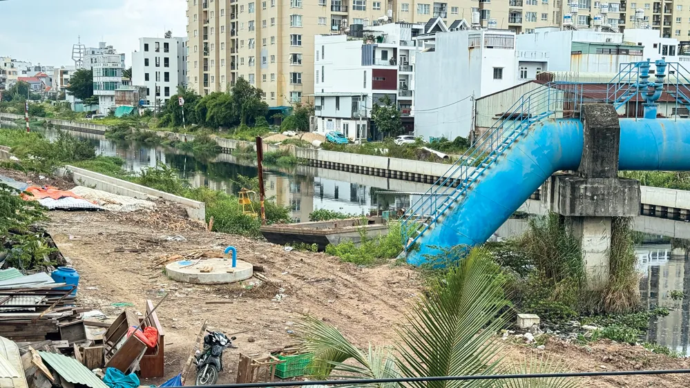 Dự án cải tạo kênh vẫn còn bề bộn, ngổn ngang. 05.jpg