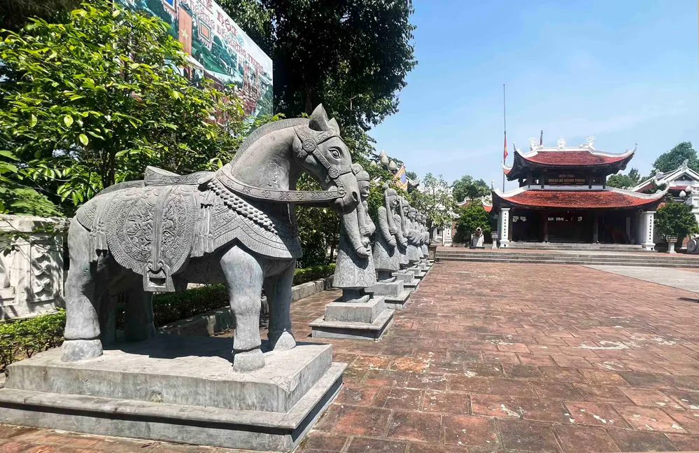 Đền thờ vua Quang Trung trên núi Dũng Quyết. Den-tho-Quang-Trung-anh-PH.jpg