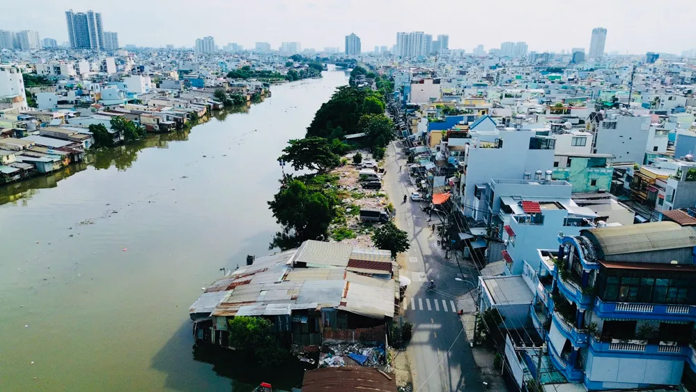 Kênh Đôi tồn tại nhiều nhà tạm bợ.