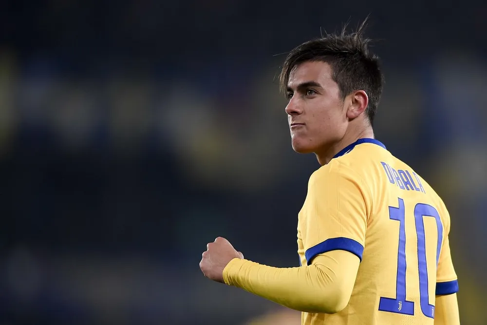 Paulo Dybala dính chấn thương gân kheo, phải nghỉ thi đấu đến 1 tháng. Ành: Getty Images.