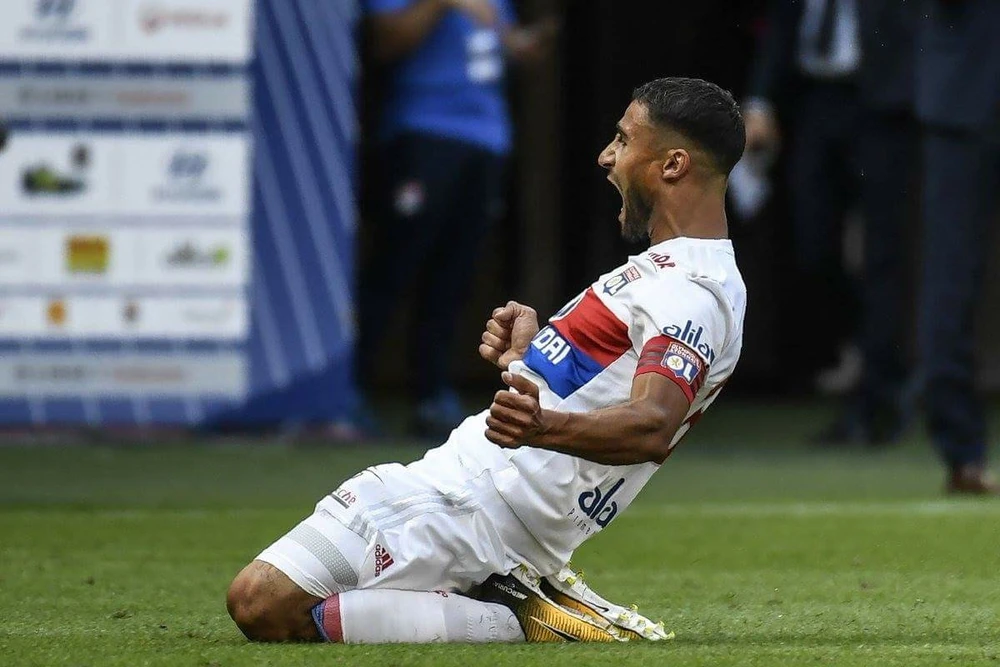 Nabil Fekir ăn mừng bàn mở tỷ số cho Olympique Lyon.