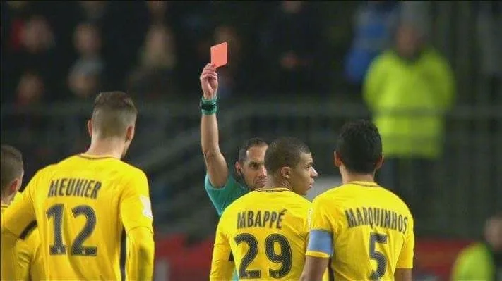 Kylian Mbappe nhận thẻ đỏ. Ảnh: Getty Images.