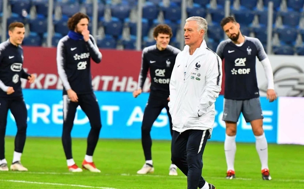 HLV Didier Deschamps và các tuyển thủ Pháp