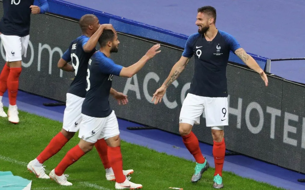 Giroud (9) ăn mừng chiến thắng với các đồng đội
