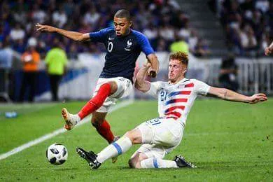 Mbappe (trái) gỡ hòa 1-1 cho Pháp
