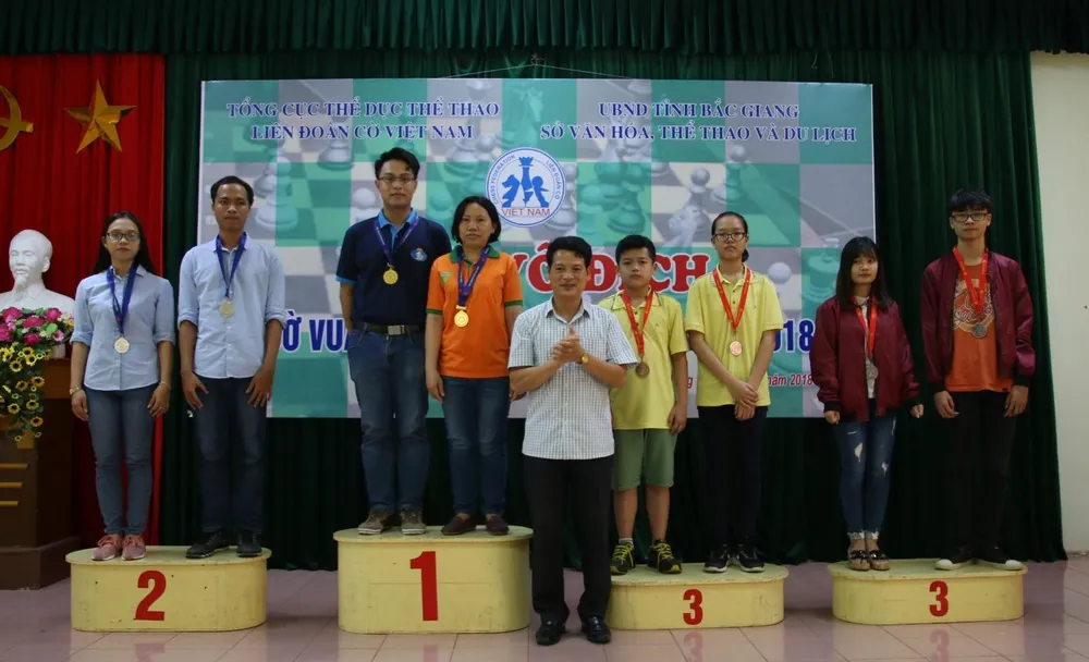 Trao thưởng đôi nam-nữ cờ tiêu chuẩn