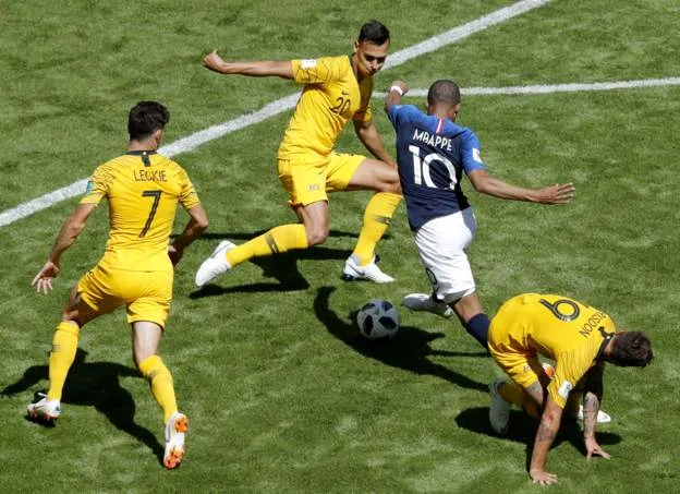 Kylian Mbappe đột phá trong vòng vây hậu vệ Australia.
