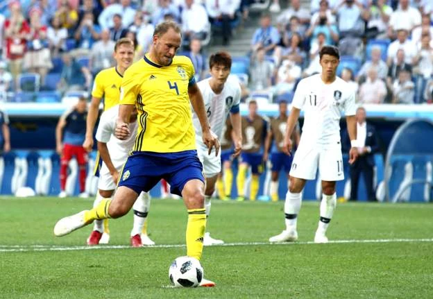 Andreas Granqvist sút thắng quả 11m cho Thụy Điển