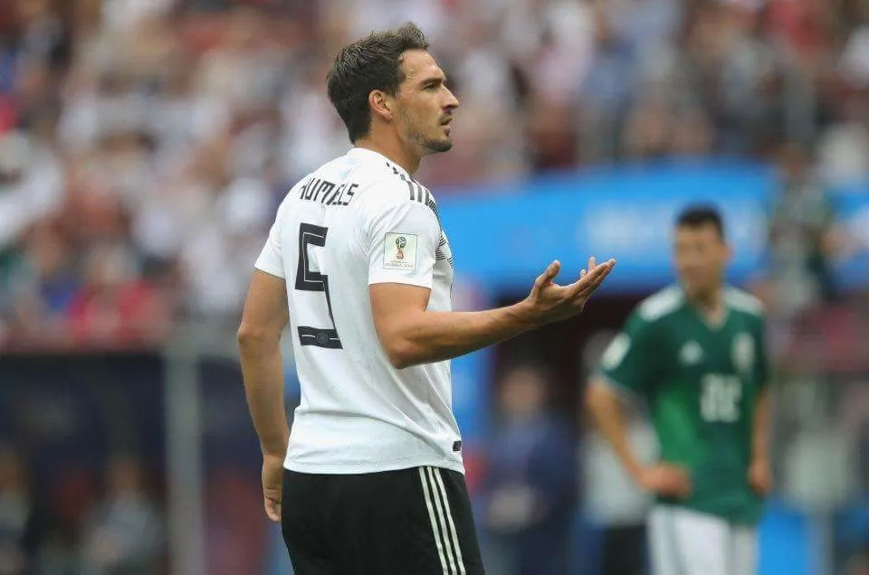 Trung vệ Mats Hummels than phiền hàng thủ liên tục rơi vào cảnh thưa người