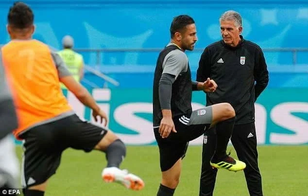 Carlos Queiroz trên sân tập cùng các cầu thủ Iran