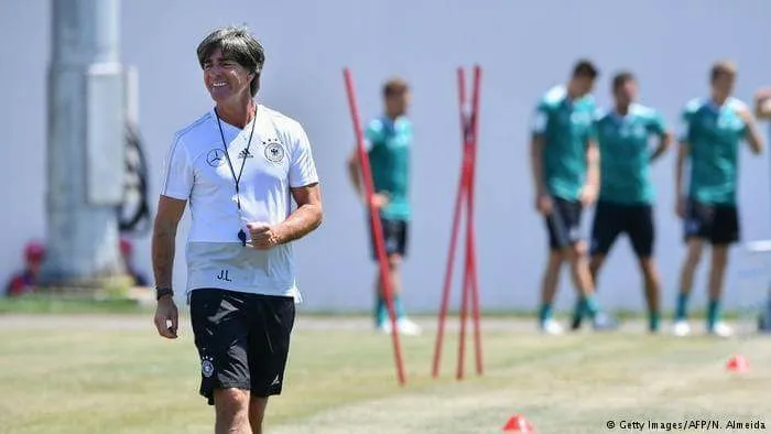 HLV Joachim Loew vẫn cho thấy vui vẻ trên sân tập