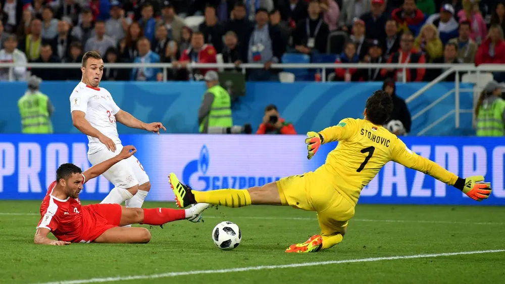 Xherdan Shaqiri ghi bàn quyết định cho Thụy Sĩ.