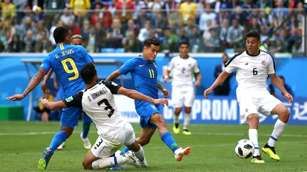 Coutinho (10, Brazil) băng vào ghi bàn mở tỷ số.
