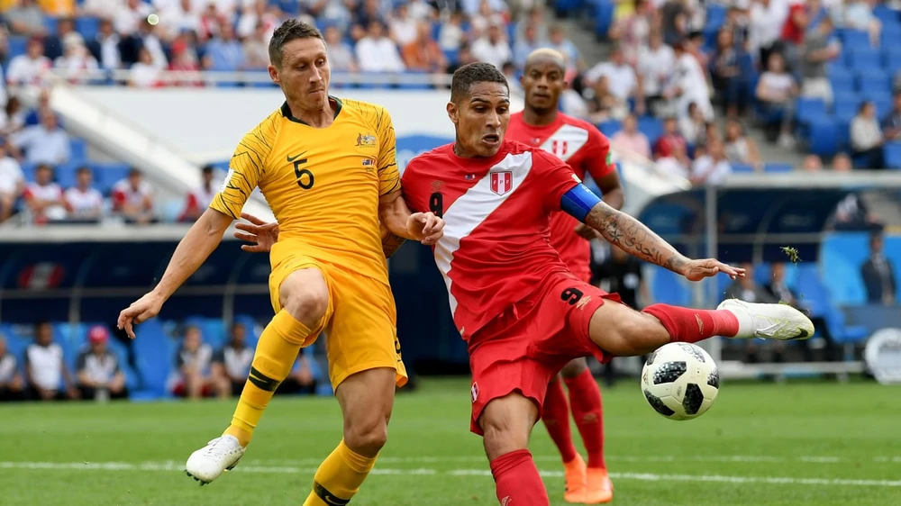 Paolo Guerrero (phải, Peru) tung cú sút, ấn định tỷ số.