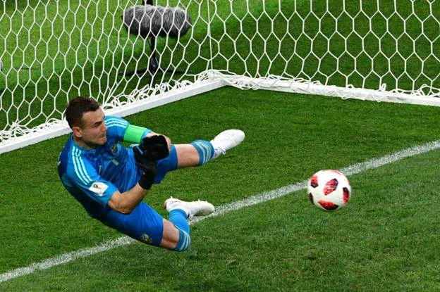 Thủ thành Akinfeev sắm vai Người yùng trận đấu, đưa Nga vào tứ kết. 