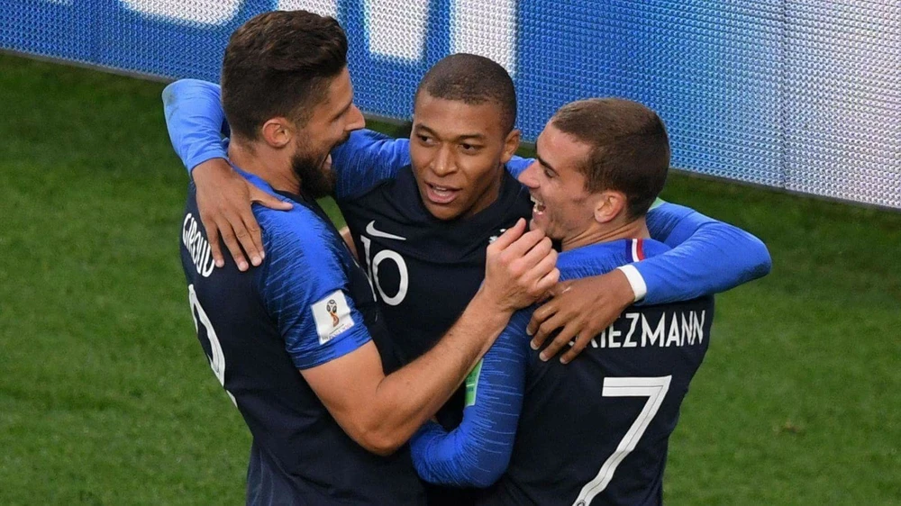 Olivier Giroud bên trái giúp cho Griezmann và Mbappe có nhiều không gian thi đấu