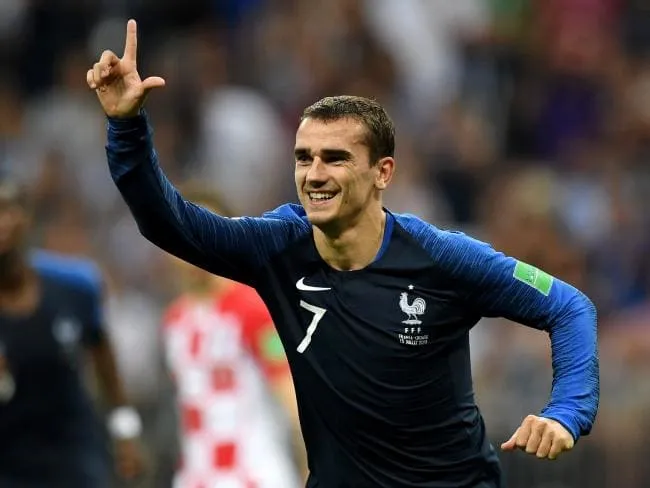 Antoine Griezmann ăn mừng chiến thắng.