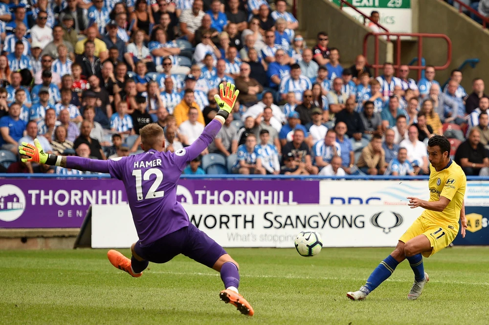 Pedro ấn định tỷ số 3-0 cho Chelsea.