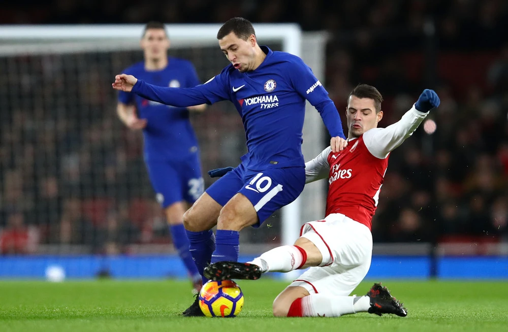 Tiền vệ Xhaka (Arsenal) phạm lỗi với Eden Hazard (Chelsea)