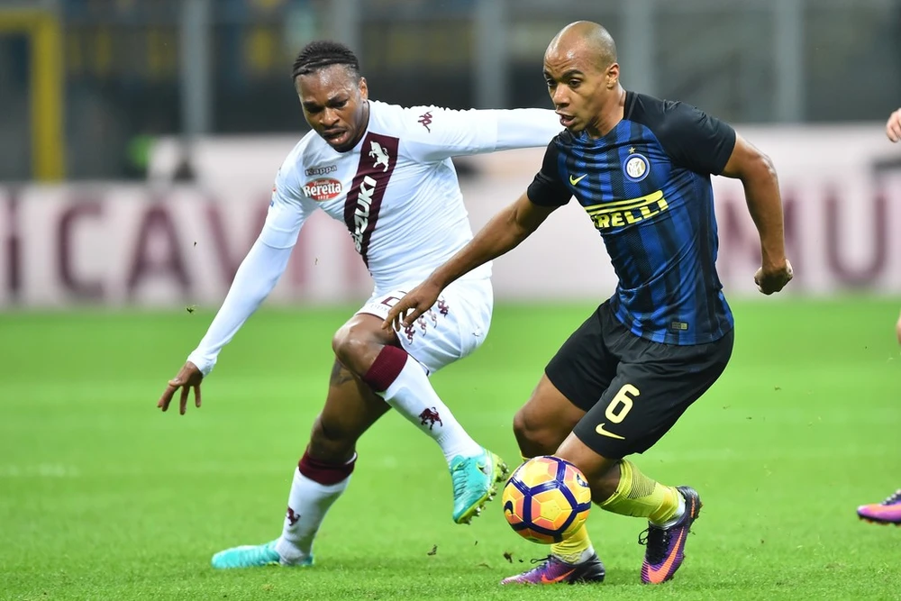 Joao Mario (phải, Inter) đi bóng trước Joel Obi (Torino)