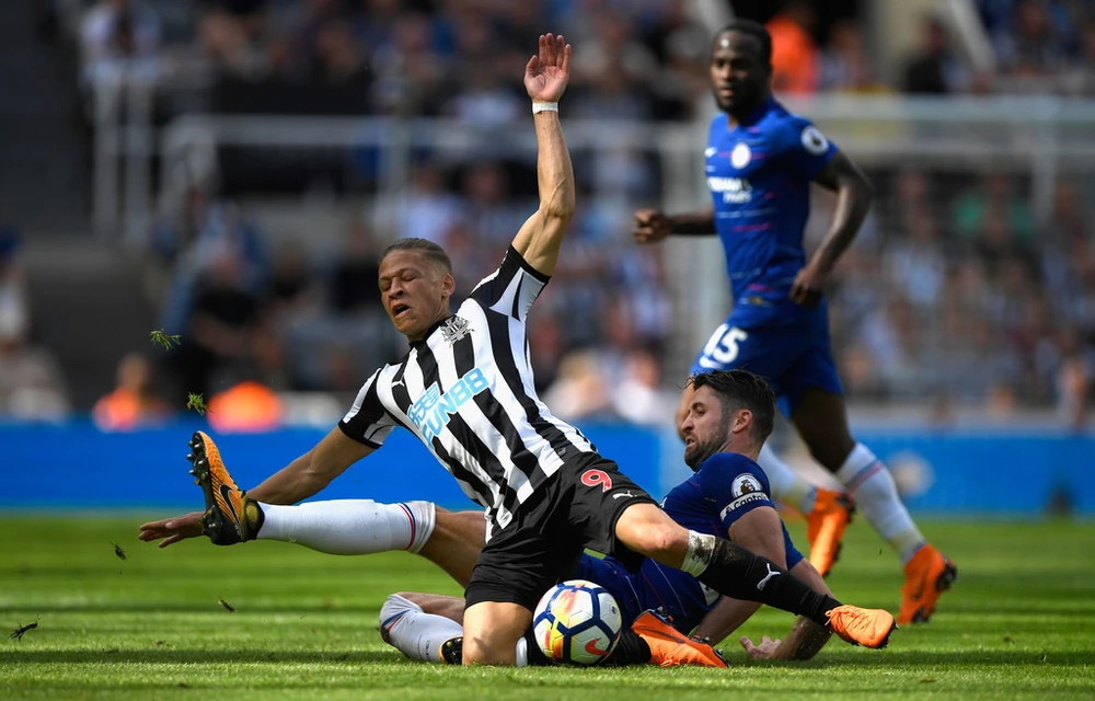 Gary Cahill (phải, Chelsea) phạm lỗoi với tiền đạo Dwight Gayle (Newcastle). 