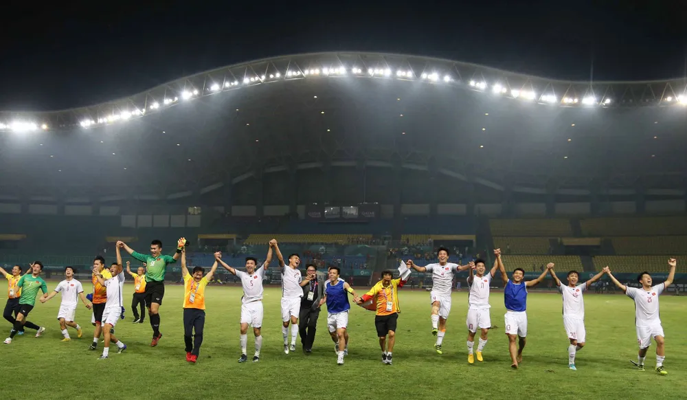 Ngày lịch sử của thể thao Việt Nam ở Asiad 2018: Điền kinh đoạt HCV, bóng đá vào bán kết ảnh 8