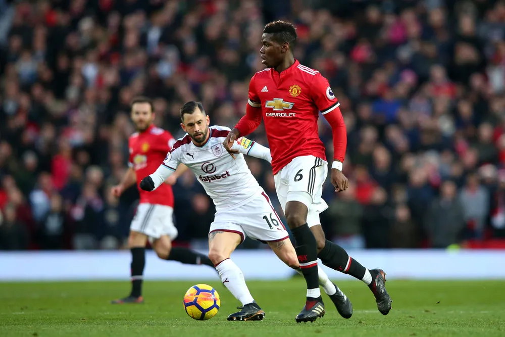 Paul Pogba đi bóng trước hậu vệ Burnley.