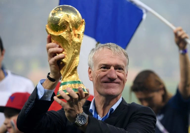 Didier Deschamps giương cao chiếc cúp tjhế giới ở Nga.