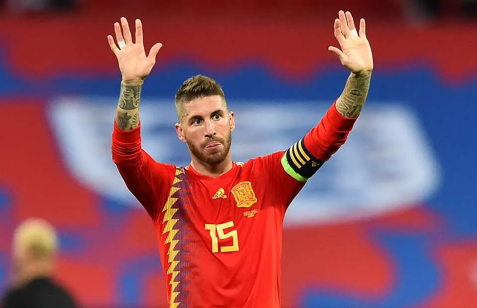 Sergio Ramos bị la chộ trên sân Wembey