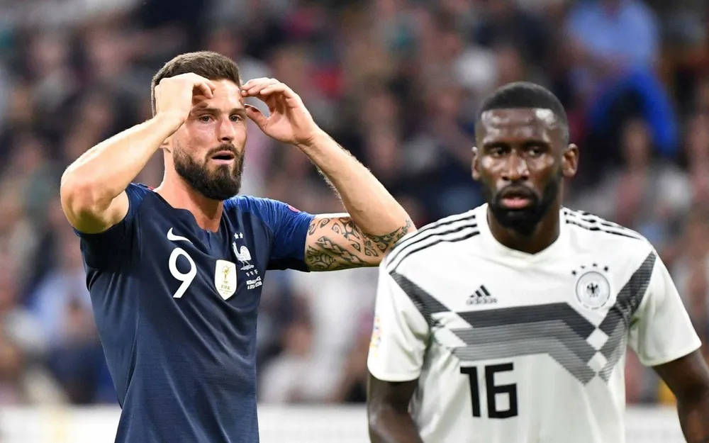 Olivier Giroud (trái)