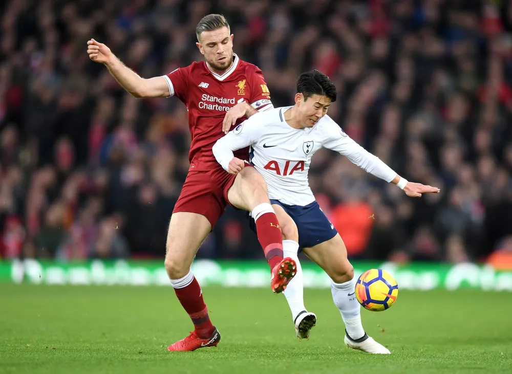 eung-Min Son (phải, Tottenham) tranh bóng với Jordan Henderson (Liverpool)