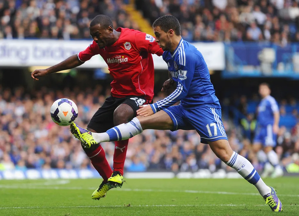 Eden Hazard (trái, Chelsea) kiểm soát bóng trước hậu vệ Cardiff City.