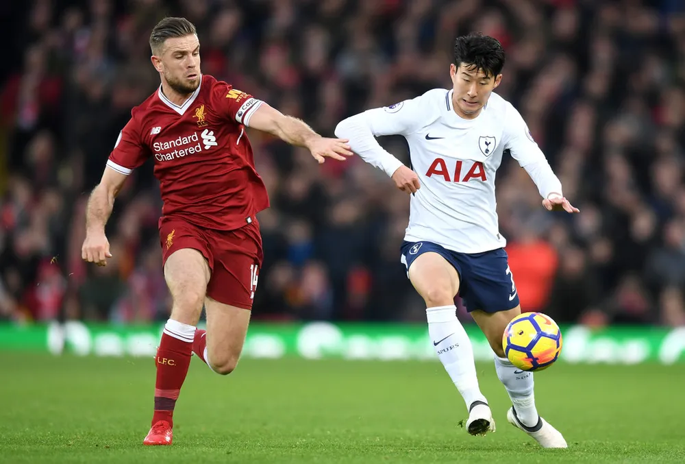 Heung-Min Son (phải, Tottenham) tranh bóng với Jordan Henderson (Liverpool)