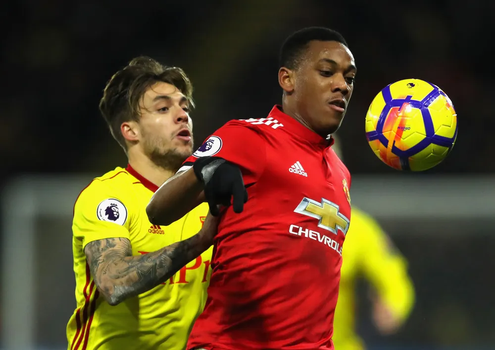 Anthony Martial (phải, Manchester United) kiểm soát bóng trước Kiko Femenia (Watford)